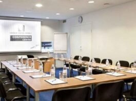 The Hidden Perks of Booking Meeting Rooms for Rent in Your Neighborhood