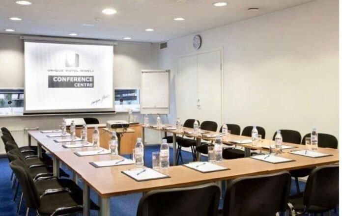 The Hidden Perks of Booking Meeting Rooms for Rent in Your Neighborhood
