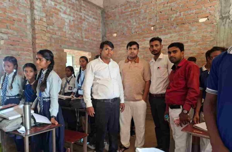 Bhushan Family Foundation, Sanjay Bhushan Prayagraj, Suman Public School Dherhan, Kheri Thana Prayagraj news, social work in education, NGO for kids education UP, chocolate and book distribution, प्रयागराज न्यूज़, समाज सेवा, भूषण फैमिली फाउंडेशन